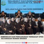 Kepala Kejaksaan Negeri Brebes Bapak Yadi Rachmat Sunaryadi, S.H.,M.H. Didampingi Kepala Sub Bagian Pembinaan Ibu Dessy Iswandari, S.H. dan Kaur Kepegawaian, memberikan Bimbingan dan Pengarahan Terhadap CPNS Kejaksaan Negeri Brebes.