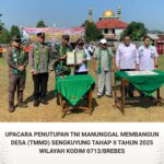 Upacara penutupan TNI Manunggal Membangun Desa (TMMD) Sengkuyung tahap II tahun 2025. Upacara penutupan TMMD ditandai dengan pemukulan kentongan dan penandatanganan naskah serah terima yang disaksikan oleh Wakil Bupati Brebes beserta Forkopimda Kabupaten Brebes.